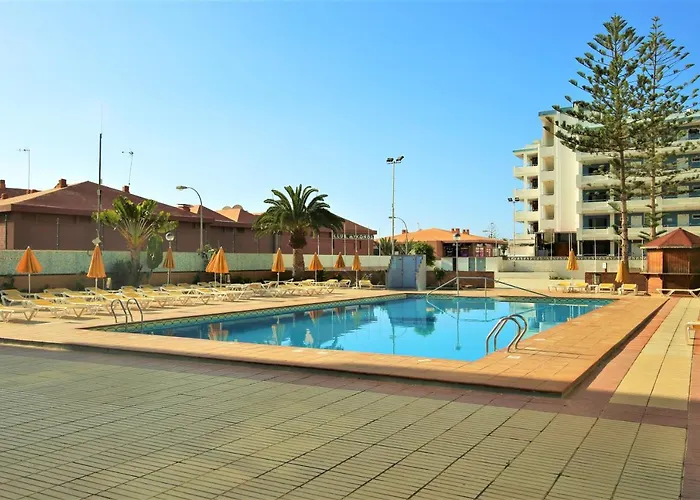 Central Apartment Overlooking Yumbo Centre With Heated Pool